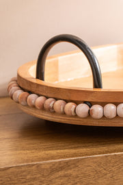 Bandeja de Madera con Manijas de Metal y Borde de Bolitas Decorativas