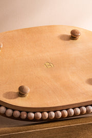 Bandeja de Madera con Manijas de Metal y Borde de Bolitas Decorativas