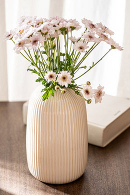 Florero de Cerámica Ancho Acanalado con Pico Angosto
