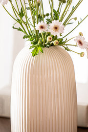 Florero de Cerámica Ancho Acanalado con Pico Angosto