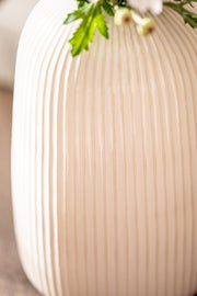 Florero de Cerámica Ancho Acanalado con Pico Angosto