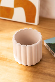 Maceta Poli Resina Acanalada Mediana