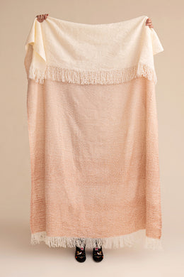 Manta Pie de Cama Tejido Degrade Con Flecos de 130cm x 200cm Peach