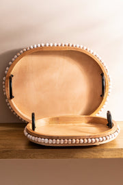 Bandeja de Madera con Manijas de Metal y Borde de Bolitas Decorativas