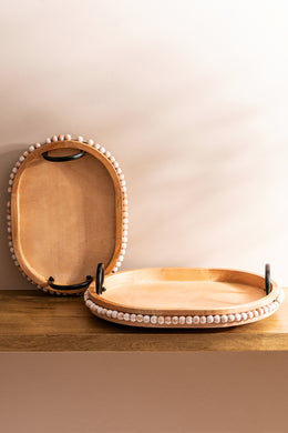 Bandeja de Madera con Manijas de Metal y Borde de Bolitas Decorativas