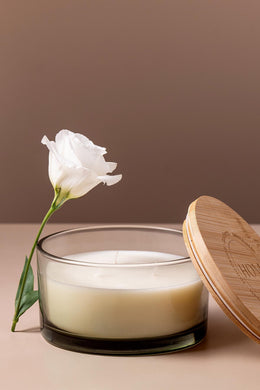 Vela aromática de Soja de 600ml intensa de larga duración con 3 pabilos Fragancia Amber Allure